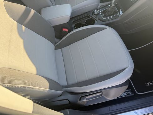 Used 2023 Volkswagen Taos SE w/ Panoramic Sunroof Package image 11