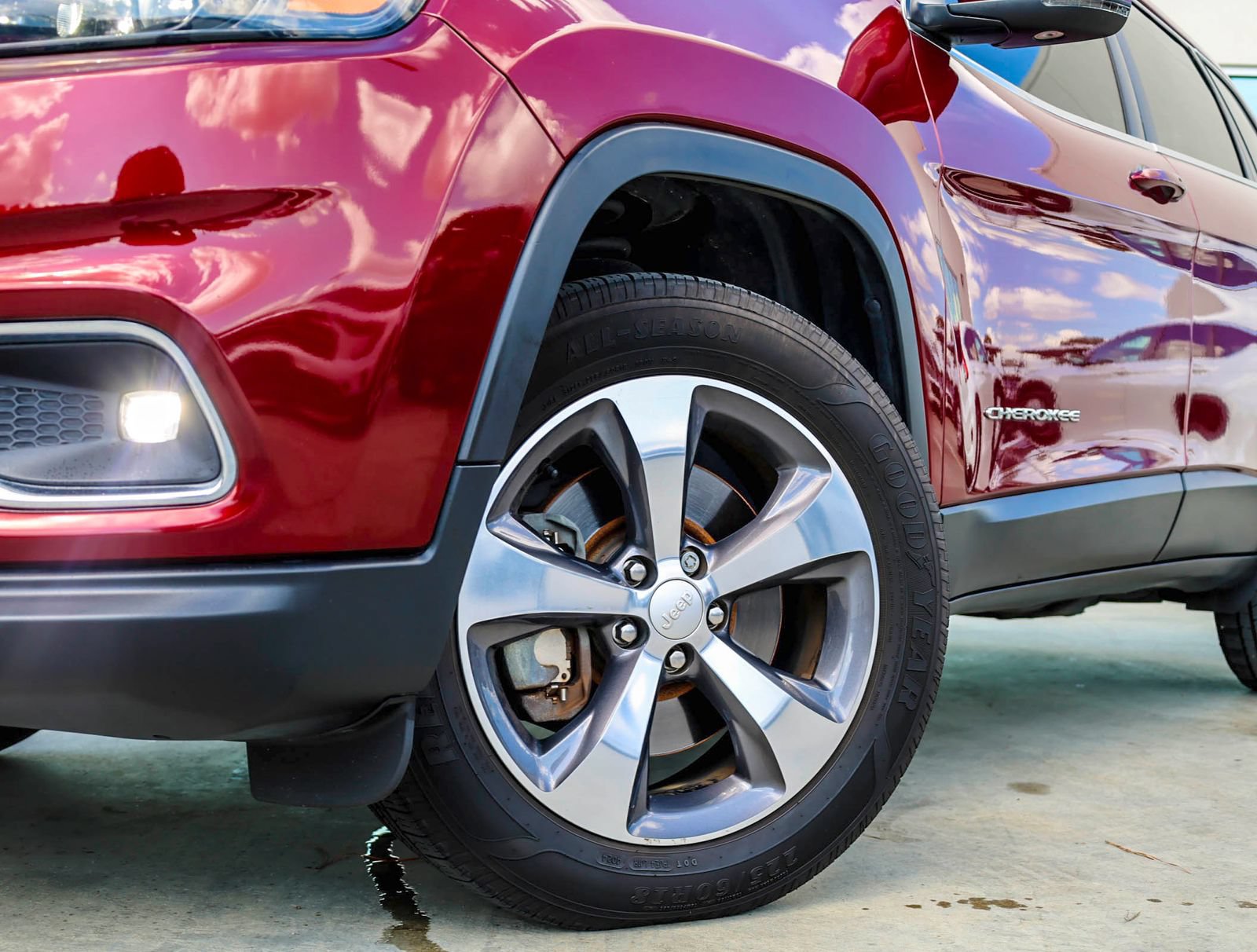 Used 2019 Jeep Cherokee Limited AWD/4WD image 2