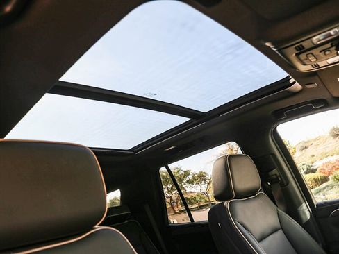 Used 2022 GMC Yukon SLT w/ SLT Premium Package image 21