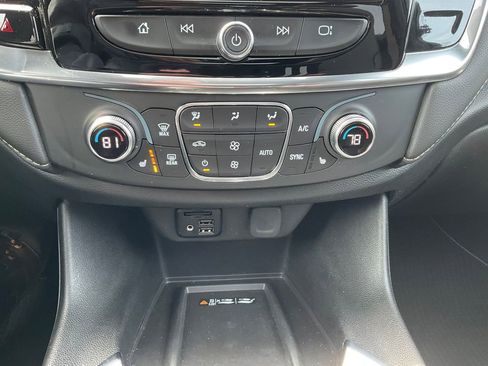 Used 2023 Chevrolet Traverse LT w/ LT Premium Package AWD/4WD image 9