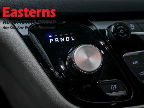 Used 2024 Chrysler Pacifica Touring-L image 21