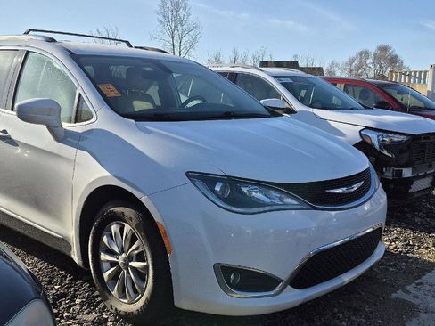 Used 2018 Chrysler Pacifica Touring-L image 2