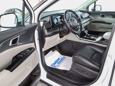Used 2023 Kia Carnival LX FWD image 3