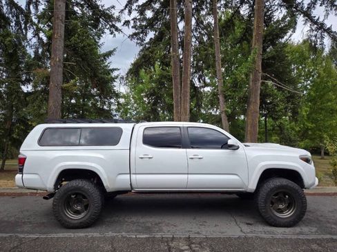 Used 2018 Toyota Tacoma TRD Sport RWD image 4