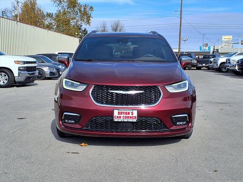 Used 2021 Chrysler Pacifica Limited w/ Uconnect Theater Family Group image 26