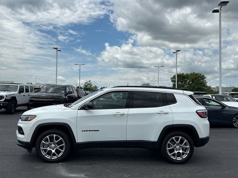 Used 2024 Jeep Compass Latitude AWD/4WD image 6