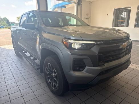 Used 2024 Chevrolet Colorado LT w/ LT Convenience Package III RWD image 2