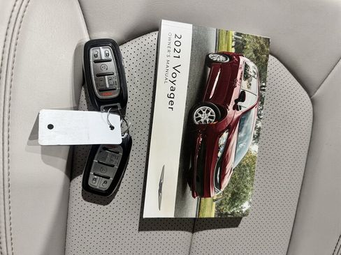 Used 2021 Chrysler Voyager Lxi FWD image 17