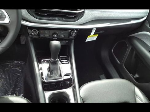Used 2024 Jeep Compass Latitude AWD/4WD image 17