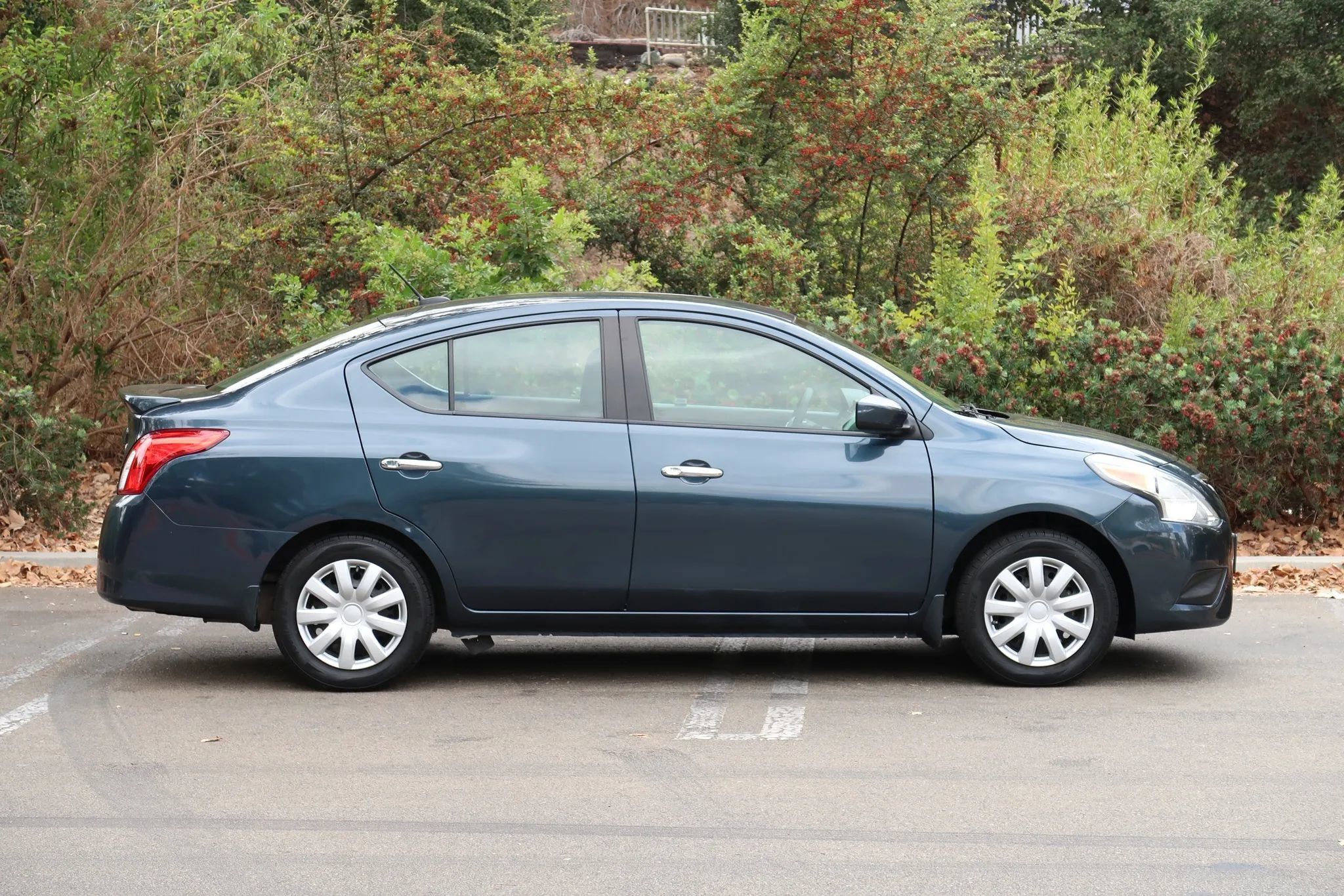 Used 2016 Nissan Versa SV w/ SV Tech Package FWD image 9