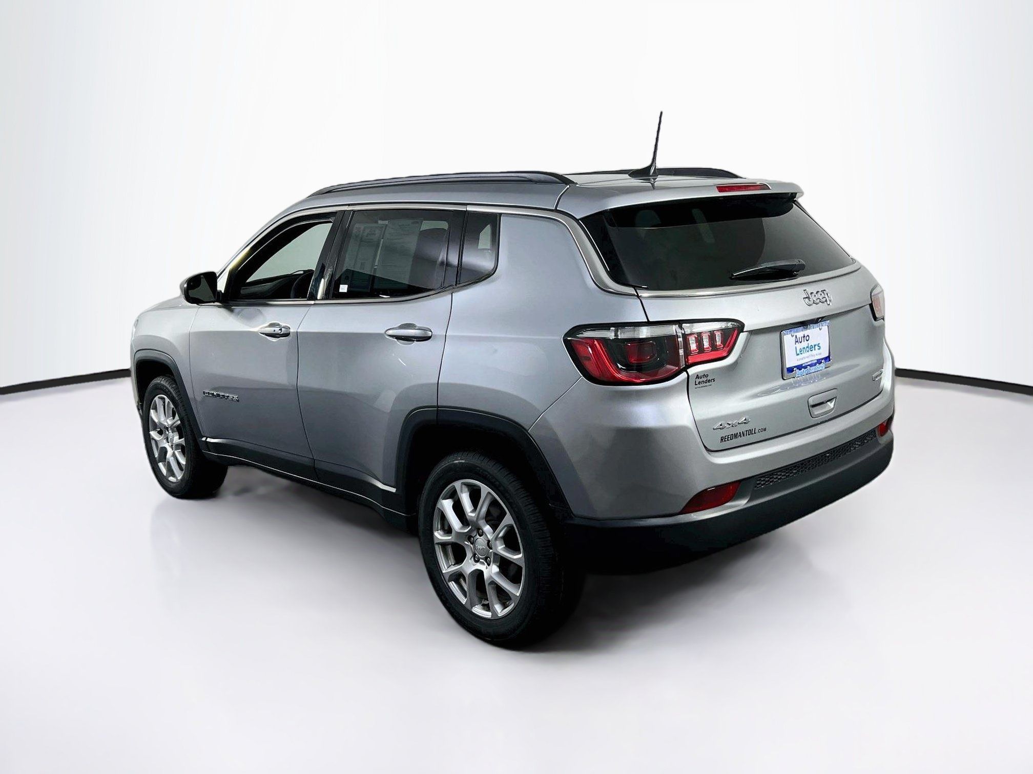 Used 2024 Jeep Compass Latitude w/ Sun and Sound Group AWD/4WD image 7