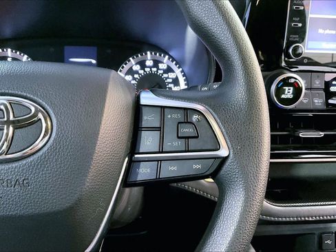 Used 2021 Toyota Highlander L image 21