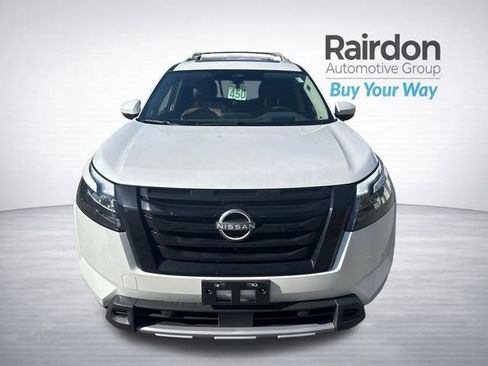 Used 2025 Nissan Pathfinder Platinum w/ Black Appearance Package AWD/4WD image 34