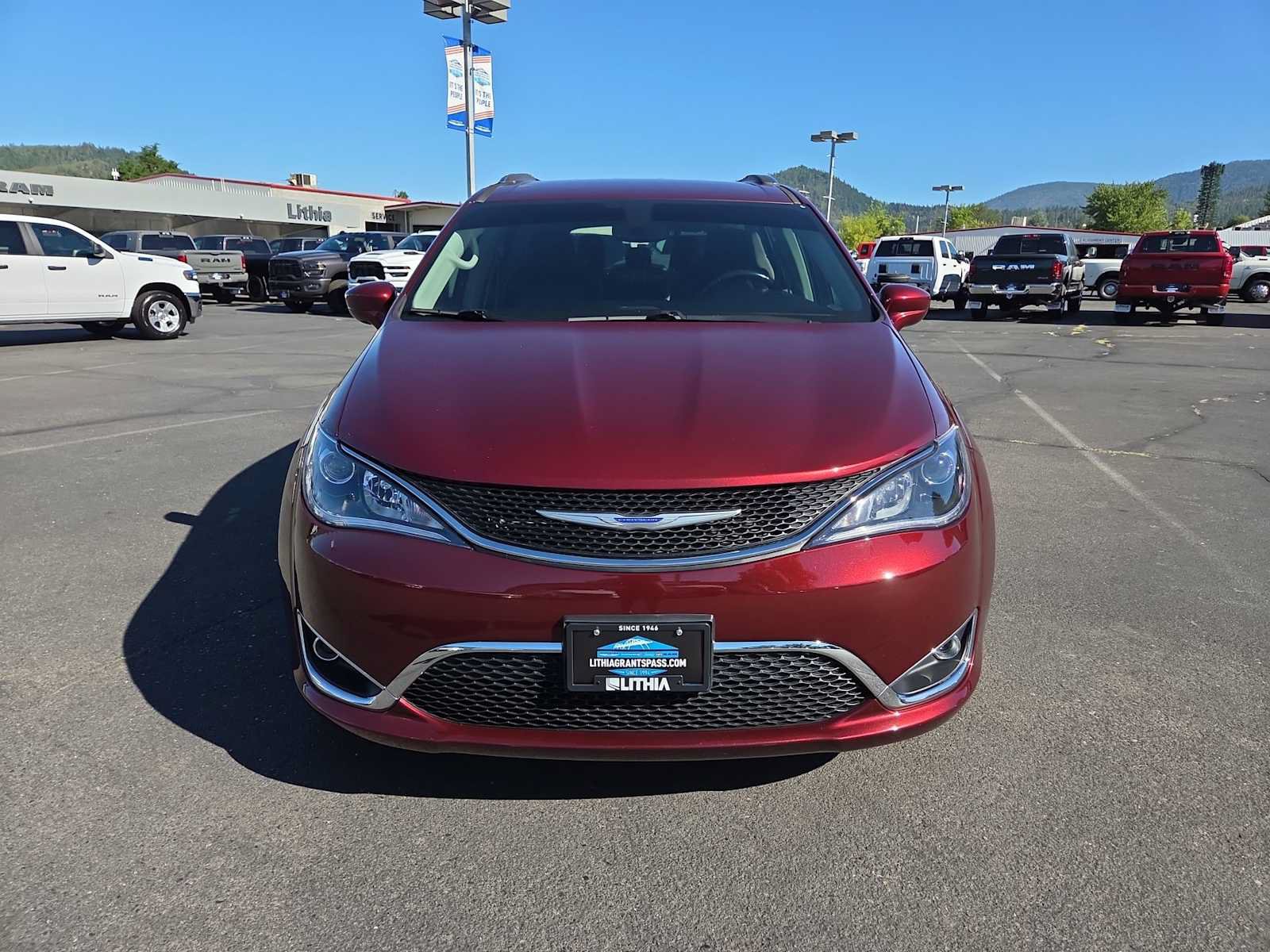 Used 2020 Chrysler Pacifica Touring-L w/ Tire & Wheel Group FWD image 14