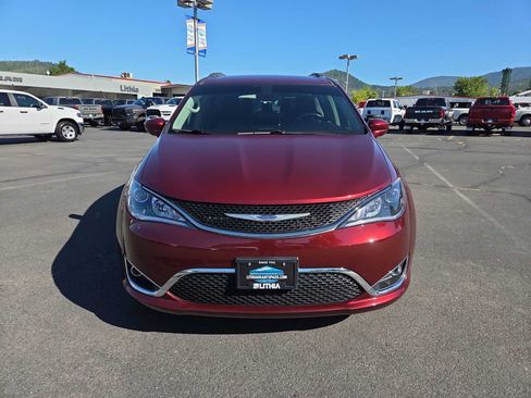 Used 2020 Chrysler Pacifica Touring-L w/ Tire & Wheel Group FWD image 14