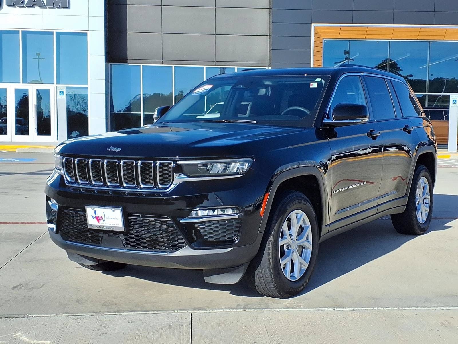 Used 2023 Jeep Grand Cherokee Limited AWD/4WD image 3
