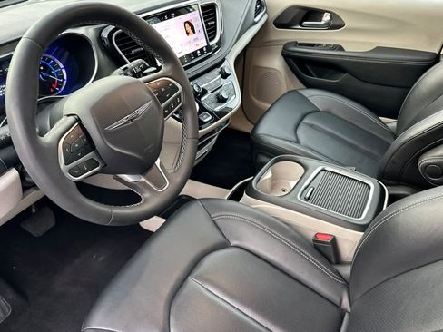 Used 2024 Chrysler Pacifica Select image 11