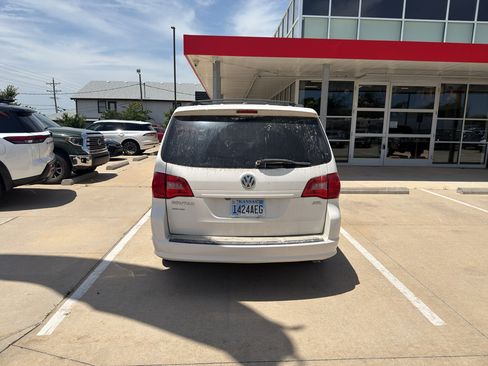 Used 2009 Volkswagen Routan SEL Premium FWD image 7