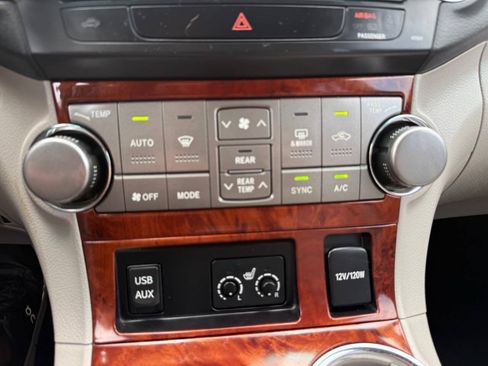 Used 2011 Toyota Highlander Limited w/ Tow Pkg FWD image 22