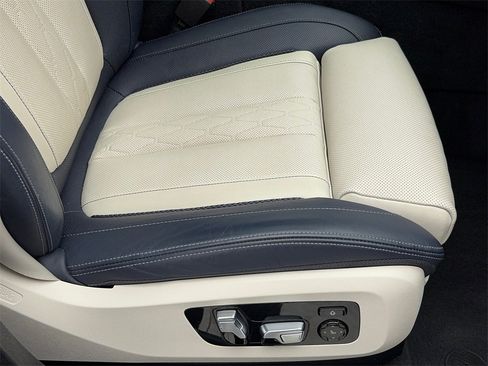 Used 2023 BMW X6 xDrive40i w/ Executive Package image 49