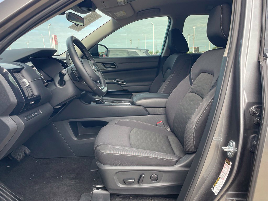 Used 2025 Nissan Pathfinder SV FWD image 13