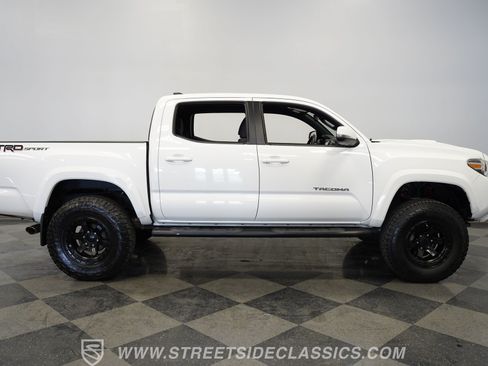 Used 2018 Toyota Tacoma TRD Sport w/ Technology Package RWD image 15