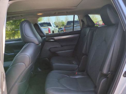 Certified 2025 Toyota Highlander Platinum image 14