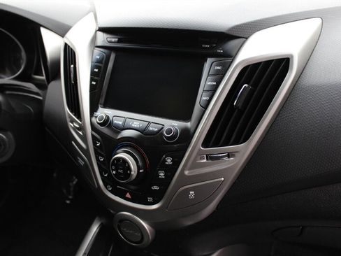 Used 2012 Hyundai Veloster FWD image 17
