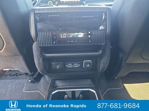 Used 2024 Jeep Wagoneer Series III AWD/4WD image 31
