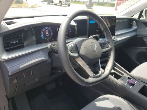 Certified 2025 Volkswagen Tiguan SE w/ Panoramic Sunroof Package AWD/4WD image 25