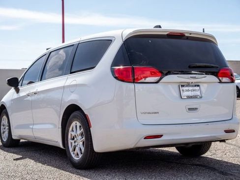 Used 2022 Chrysler Voyager LX FWD image 8