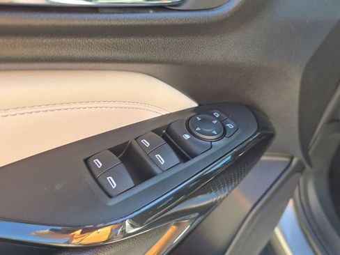 Used 2025 Chevrolet Trax LT w/ LT Convenience Package FWD image 19