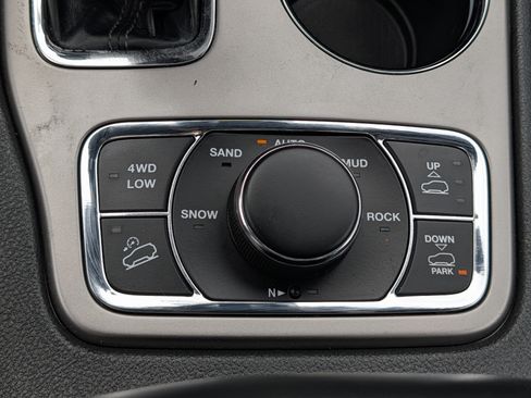 Used 2019 Jeep Grand Cherokee Overland AWD/4WD image 28