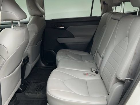 Used 2020 Toyota Highlander XLE AWD/4WD image 13