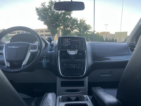 Used 2014 Chrysler Town & Country Touring FWD image 19