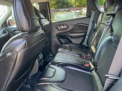 Used 2019 Jeep Cherokee Latitude Plus AWD/4WD image 27