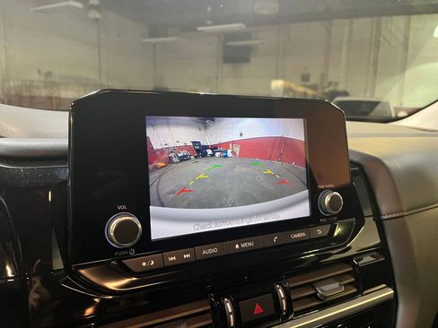 Used 2025 Nissan Pathfinder SV image 17