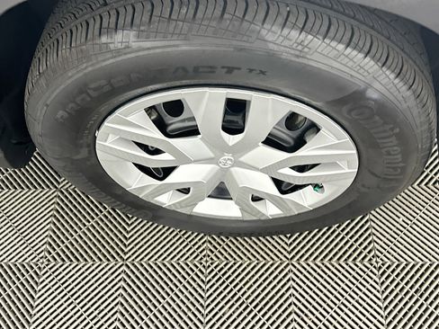 Used 2025 Toyota Corolla Cross L image 11