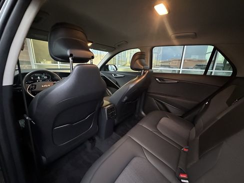 Used 2024 Kia Niro EX image 32