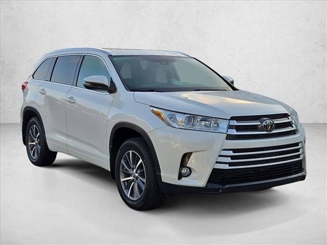 Used 2018 Toyota Highlander XLE AWD/4WD image 3