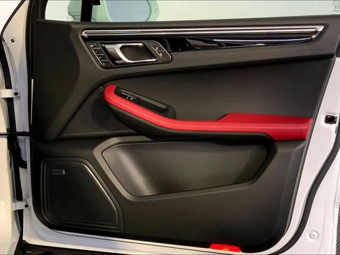 Used 2025 Porsche Macan image 26