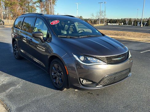 Used 2020 Chrysler Pacifica Touring-L w/ S Appearance Package image 6