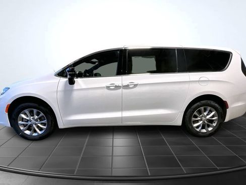 New 2026 Chrysler Pacifica Select image 3