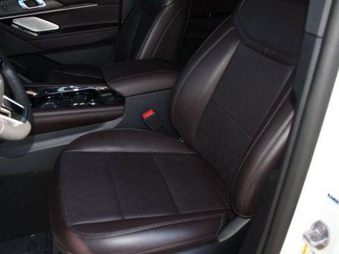 Certified 2025 Ford Explorer Platinum RWD image 23