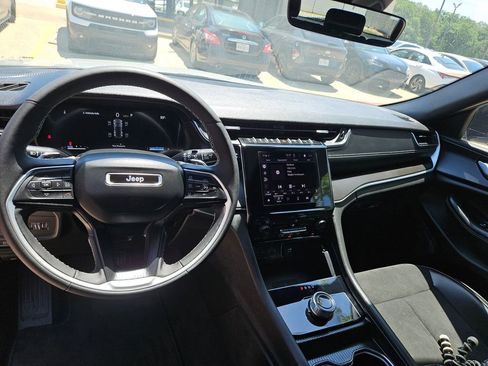 Used 2025 Jeep Grand Cherokee Altitude AWD/4WD image 16