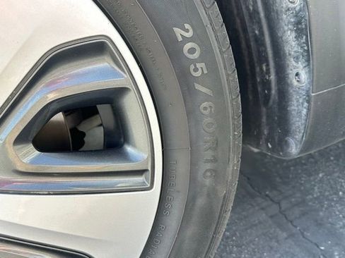 Used 2018 Kia Niro LX FWD image 33