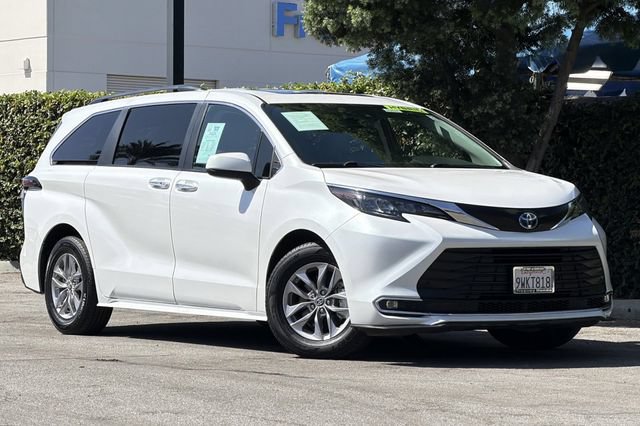 Used 2024 Toyota Sienna XLE FWD image 2