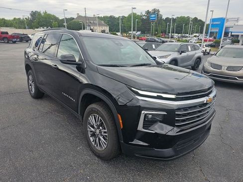 Used 2025 Chevrolet Traverse LT FWD image 1