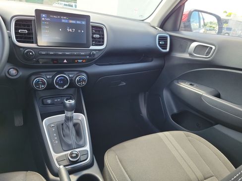 Used 2025 Hyundai Venue SEL FWD image 18
