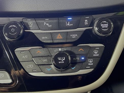 Used 2024 Chrysler Pacifica Touring-L FWD image 26